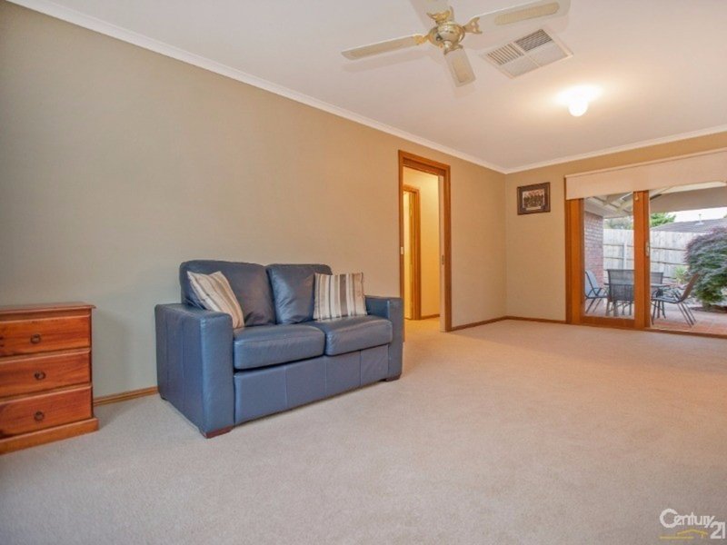 Photo - 15 Mccaffery Rise, Pakenham VIC 3810 - Image 9