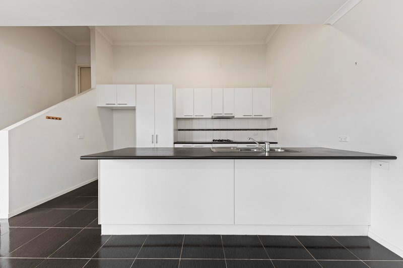 Photo - 15 Mcclenaghan Place, Pakenham VIC 3810 - Image 2