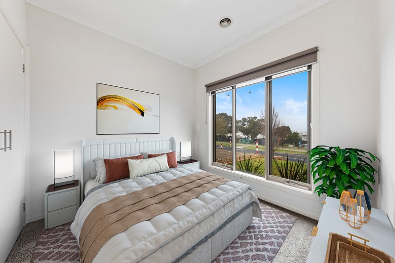 Photo - 15 Mcclenaghan Place, Pakenham VIC 3810 - Image 5