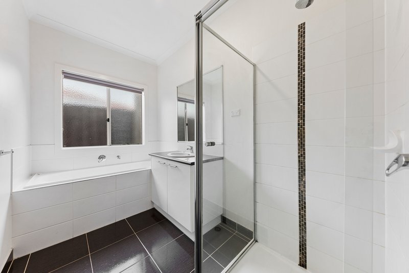 Photo - 15 Mcclenaghan Place, Pakenham VIC 3810 - Image 8