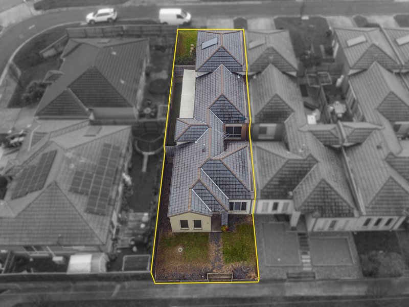 Photo - 15 Mcclenaghan Place, Pakenham VIC 3810 - Image 11