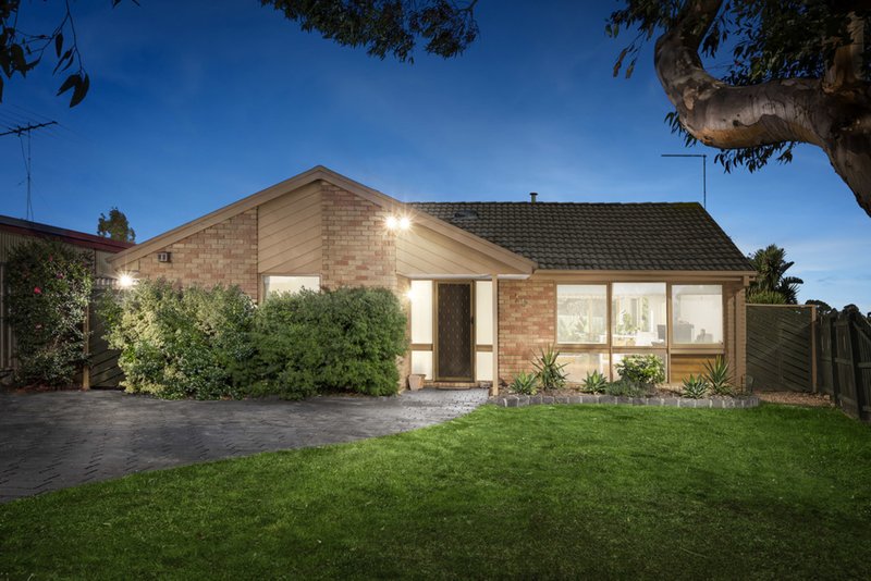 15 Mclaughlin Crescent, Mill Park VIC 3082