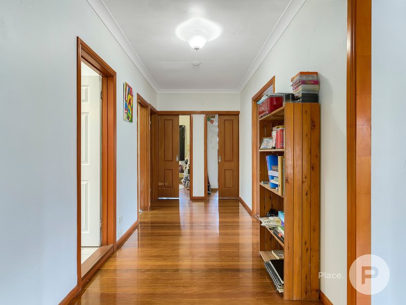 Photo - 15 Megalong Street, Holland Park West QLD 4121 - Image 3