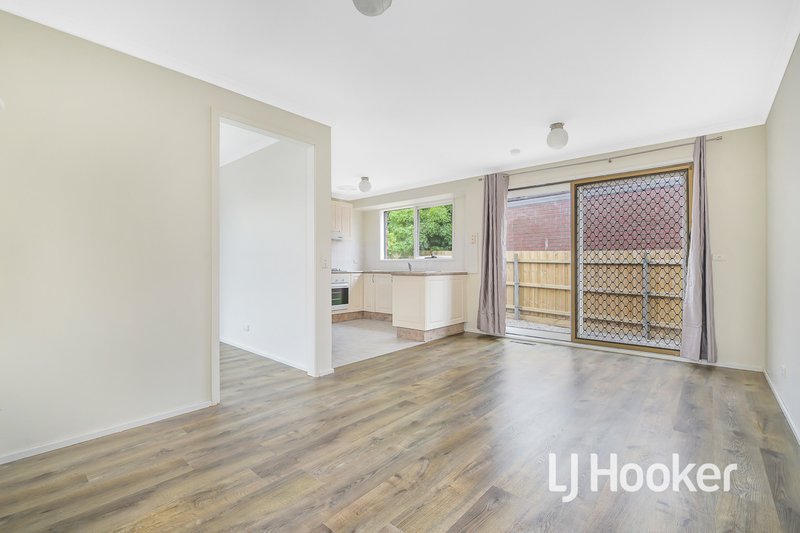 Photo - 15 Meredith Crescent, Hampton Park VIC 3976 - Image 5