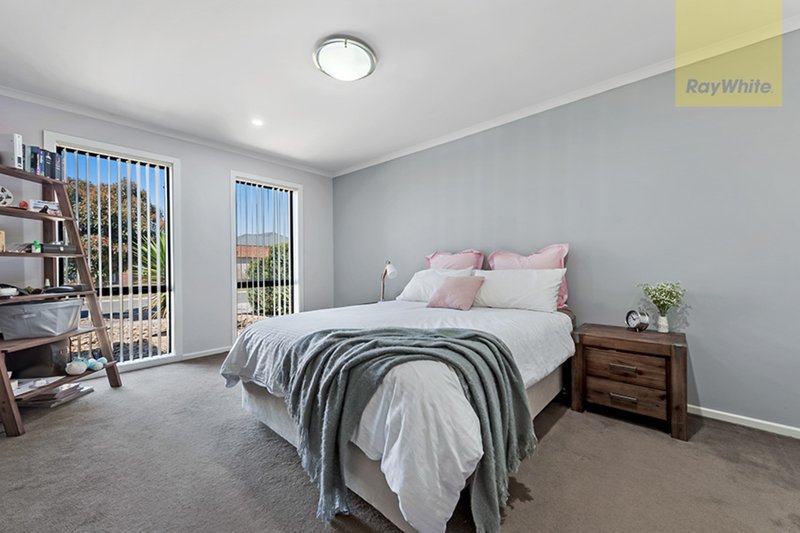 Photo - 15 Millstream Pass, Craigieburn VIC 3064 - Image 2