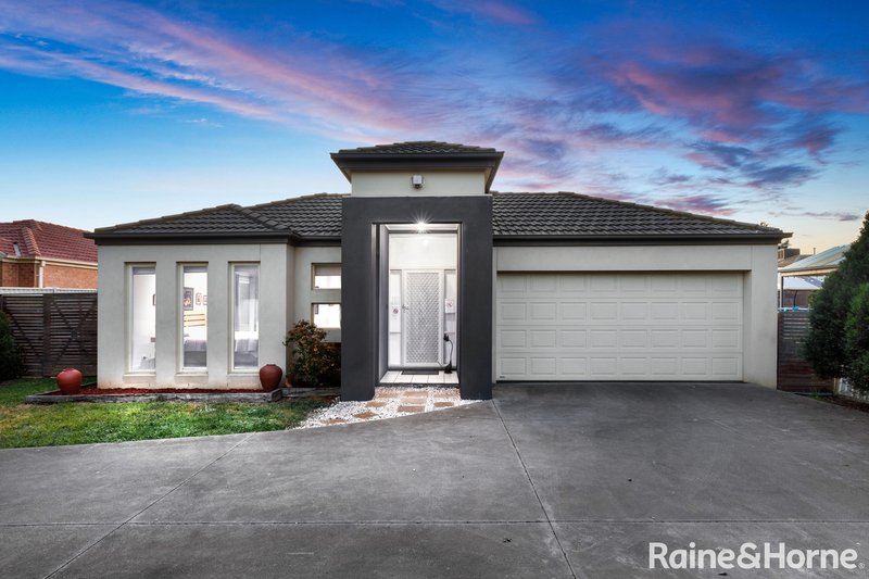 15 Moreton Close, Caroline Springs VIC 3023