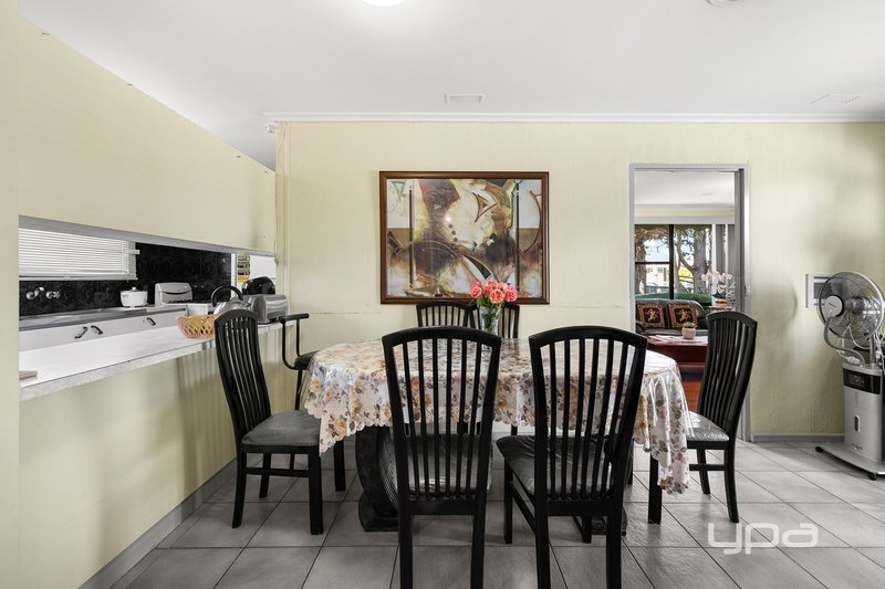 Photo - 15 Oakwood Road, Albanvale VIC 3021 - Image 4