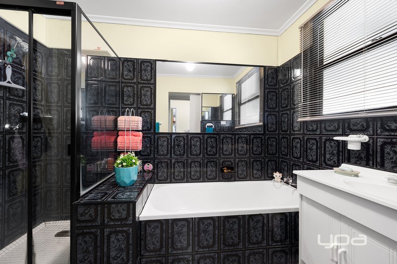 Photo - 15 Oakwood Road, Albanvale VIC 3021 - Image 6