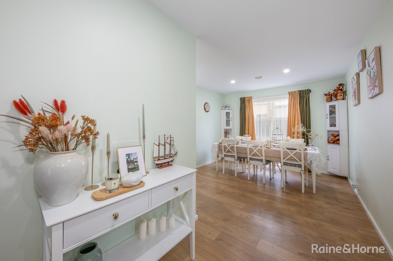 Photo - 15 Orchardview Grove, Sunbury VIC 3429 - Image 3