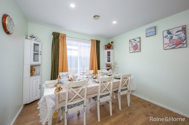 Photo - 15 Orchardview Grove, Sunbury VIC 3429 - Image 6