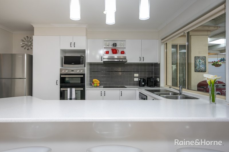 Photo - 15 Orchardview Grove, Sunbury VIC 3429 - Image 5