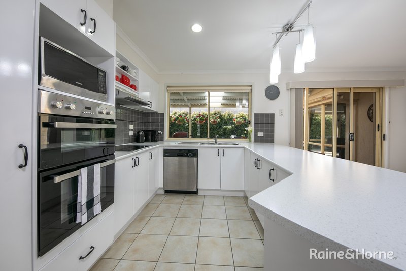 Photo - 15 Orchardview Grove, Sunbury VIC 3429 - Image 6