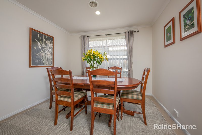 Photo - 15 Orchardview Grove, Sunbury VIC 3429 - Image 10