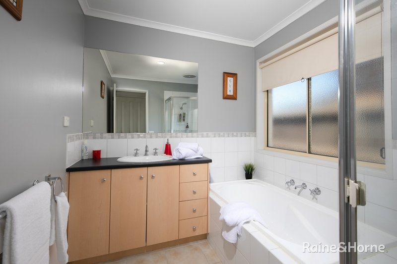 Photo - 15 Orchardview Grove, Sunbury VIC 3429 - Image 19