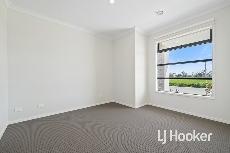 Photo - 15 Orleana Way, Clyde North VIC 3978 - Image 4