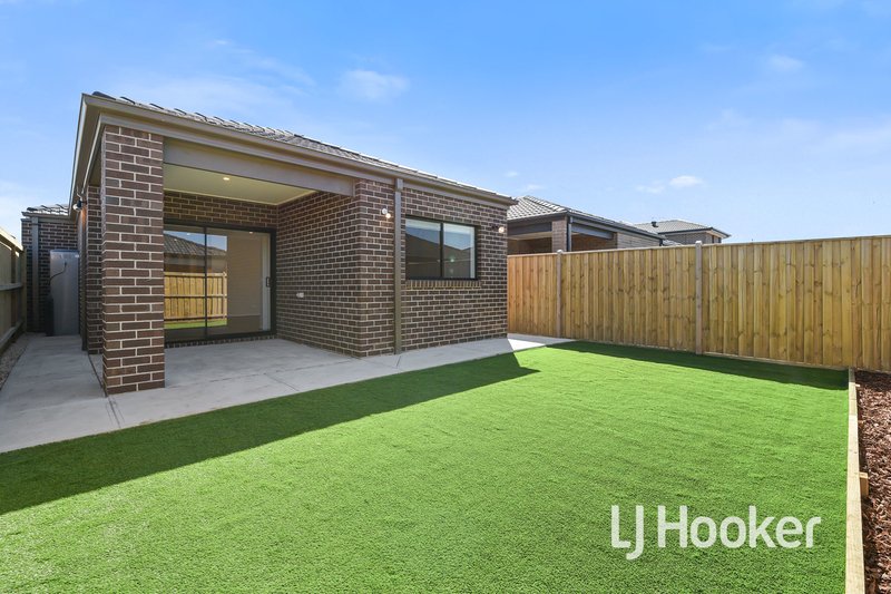 Photo - 15 Orleana Way, Clyde North VIC 3978 - Image 8