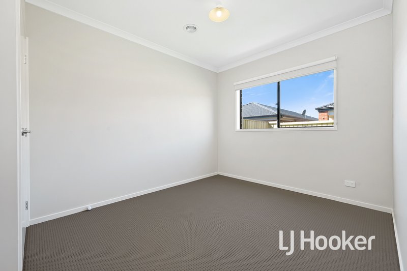 Photo - 15 Orleana Way, Clyde North VIC 3978 - Image 11