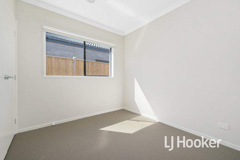 Photo - 15 Orleana Way, Clyde North VIC 3978 - Image 12