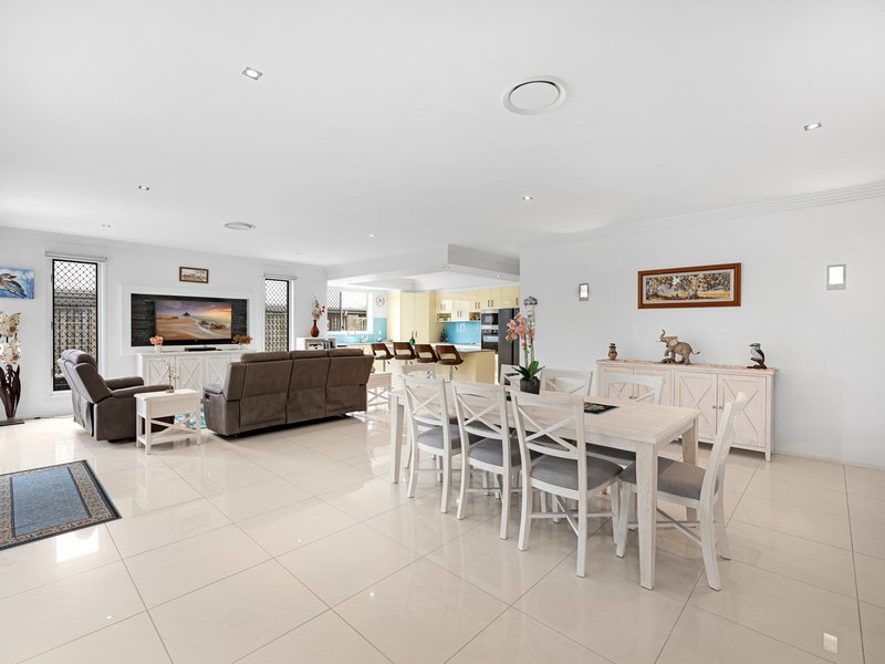 Photo - 15 Parklands Boulevard, Wondunna QLD 4655 - Image 5