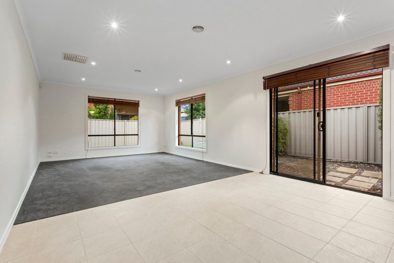 Photo - 15 Parramatta Walk, Craigieburn VIC 3064 - Image 4