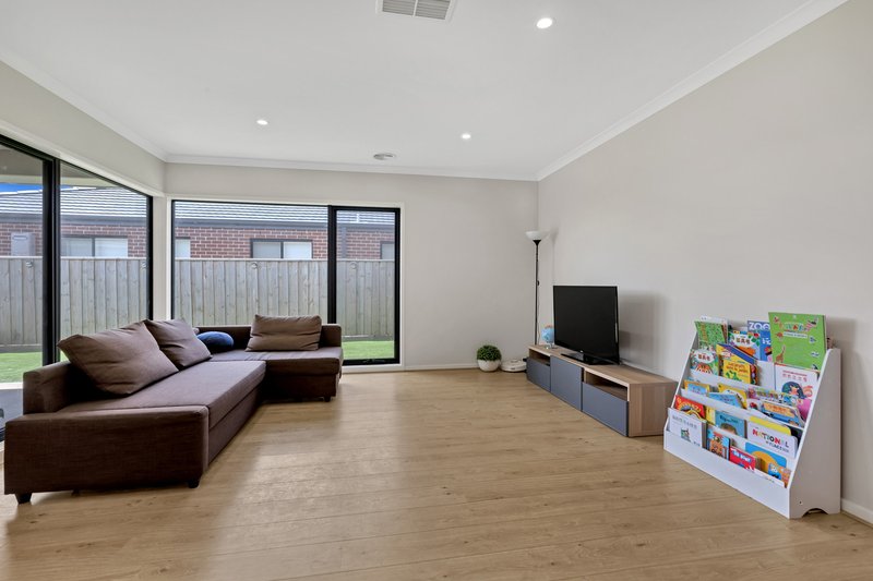 Photo - 15 Pastille Road, Manor Lakes VIC 3024 - Image 4