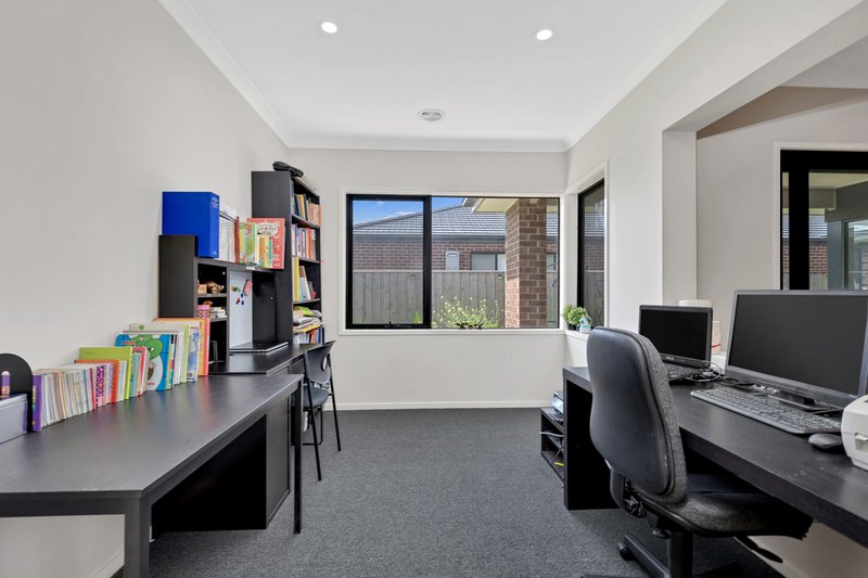 Photo - 15 Pastille Road, Manor Lakes VIC 3024 - Image 7