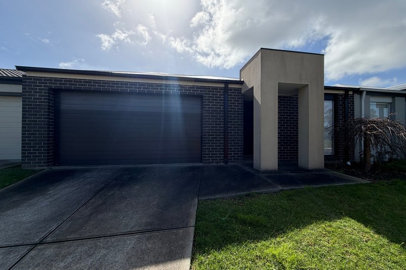 Photo - 15 Pinnacle Drive, Pakenham VIC 3810 - Image 1