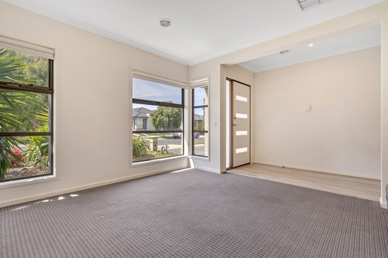 Photo - 15 Pioneer Street, Craigieburn VIC 3064 - Image 2