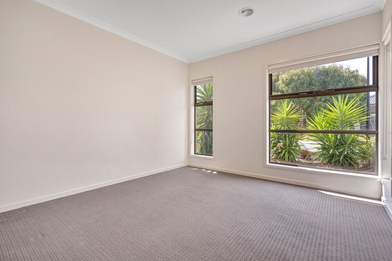 Photo - 15 Pioneer Street, Craigieburn VIC 3064 - Image 3