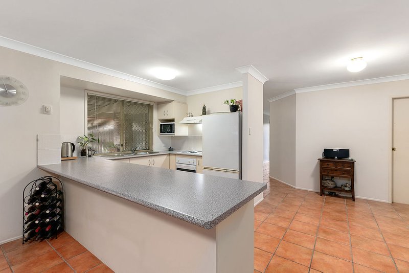 Photo - 15 Poinciana Street, Wynnum West QLD 4178 - Image 11