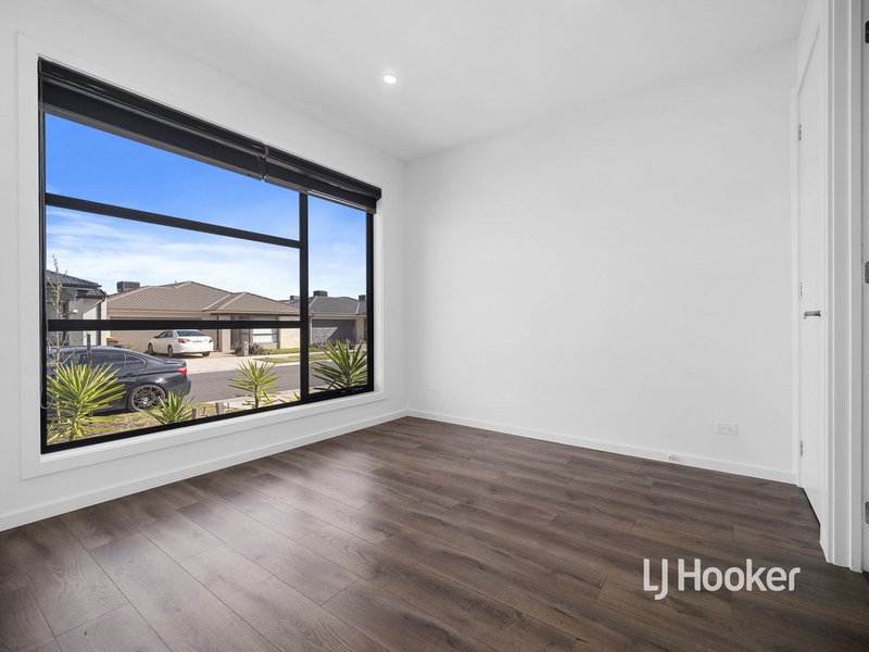 Photo - 15 Quebec Avenue, Craigieburn VIC 3064 - Image 2