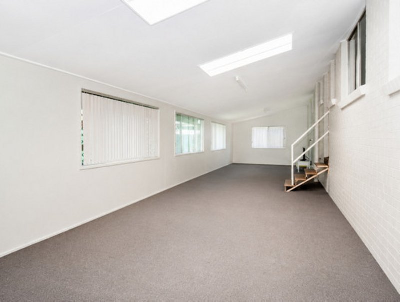 Photo - 15 Raff Street, North Toowoomba QLD 4350 - Image 8