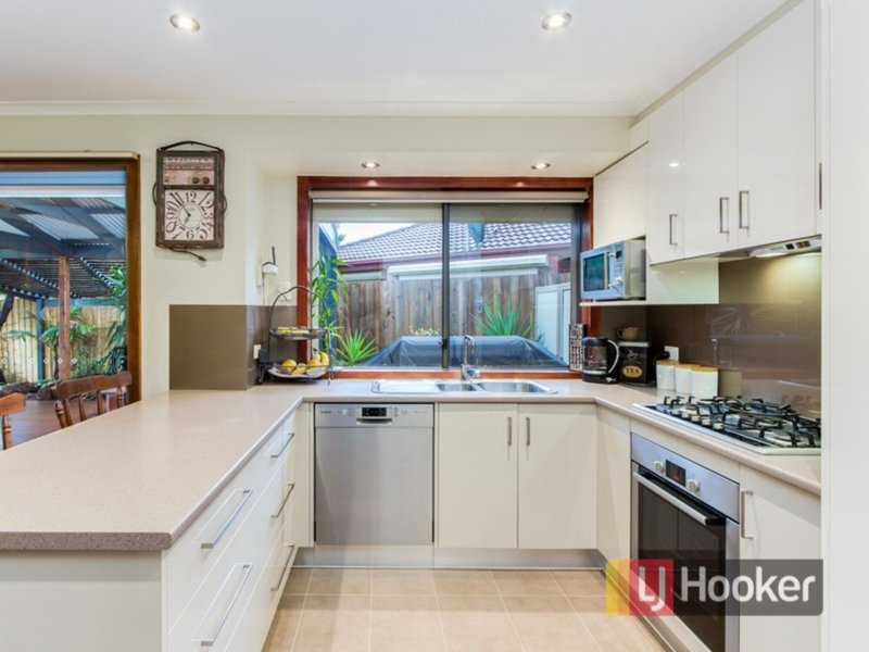 Photo - 15 Reeves Court, Hampton Park VIC 3976 - Image 2