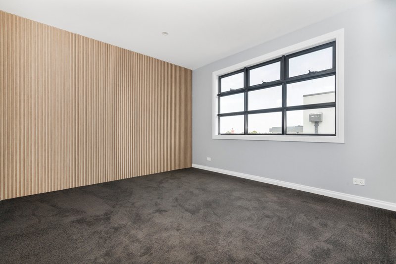 Photo - 15 Rihanna Street, Greenvale VIC 3059 - Image 11