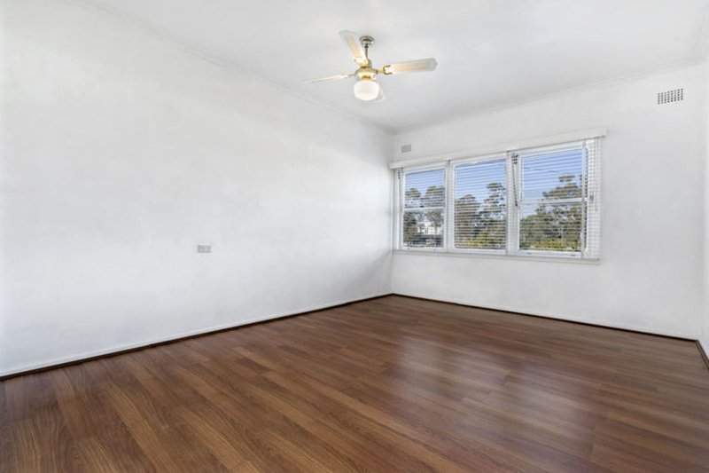 Photo - 15 Rowley Street, Seven Hills NSW 2147 - Image 7