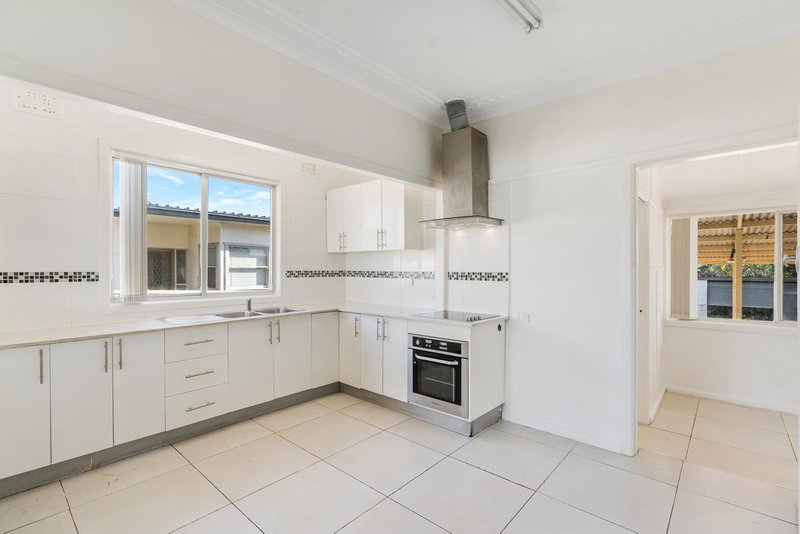 Photo - 15 Rowley Street, Smithfield NSW 2164 - Image 4