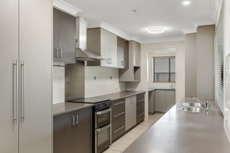 Photo - 15 Salisbury Street, Darling Heights QLD 4350 - Image 8