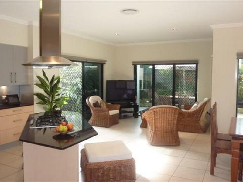 Photo - 1/5 Sandown Avenue, Bundall QLD 4217 - Image 2