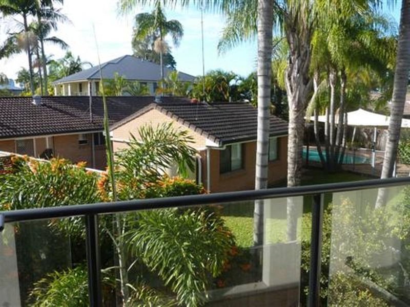 Photo - 1/5 Sandown Avenue, Bundall QLD 4217 - Image 9