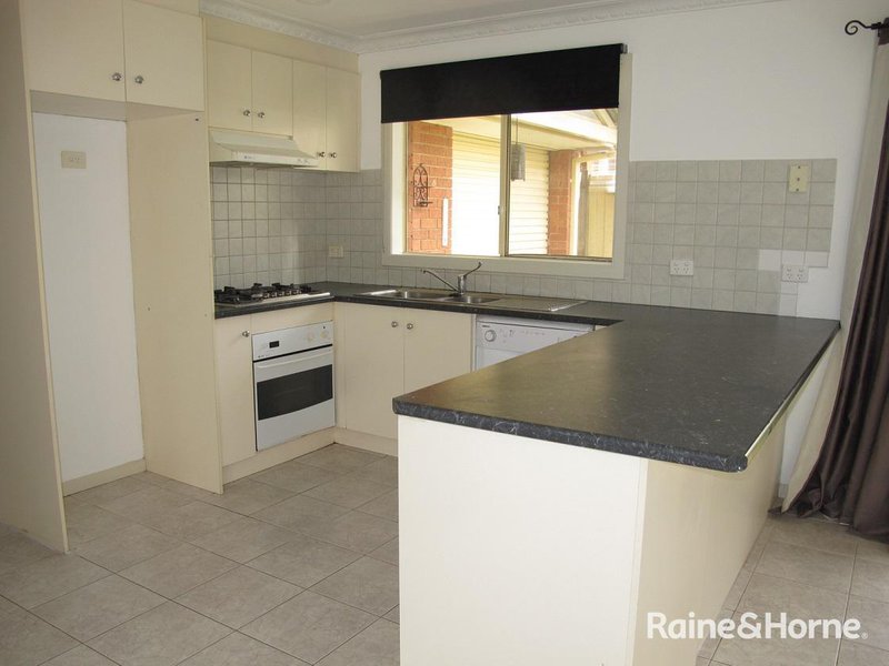 Photo - 15 Santolin Drive, Hillside VIC 3037 - Image 2