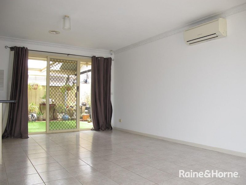 Photo - 15 Santolin Drive, Hillside VIC 3037 - Image 3