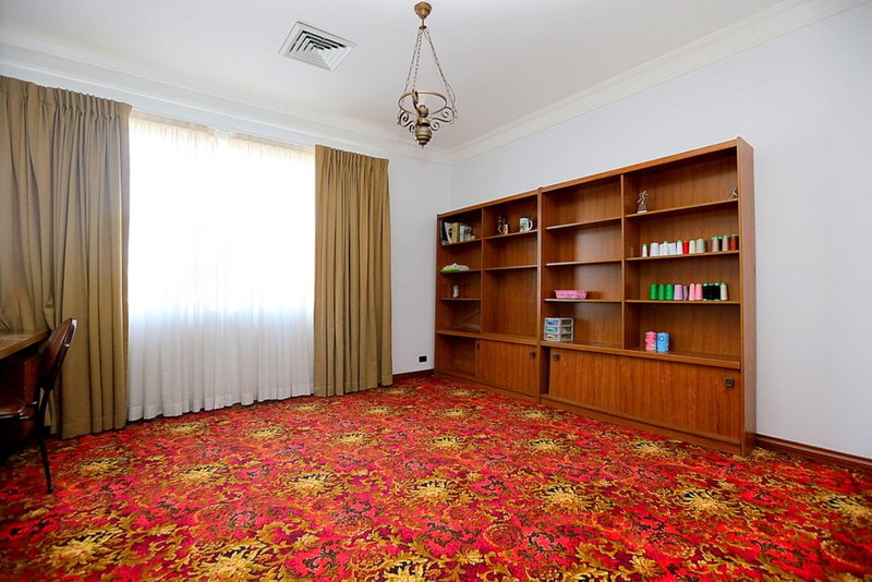 Photo - 15 Saric Avenue, Georges Hall NSW 2198 - Image 12