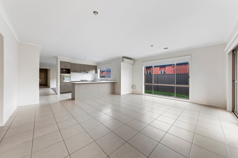 Photo - 15 Sarton Link, Pakenham VIC 3810 - Image 2