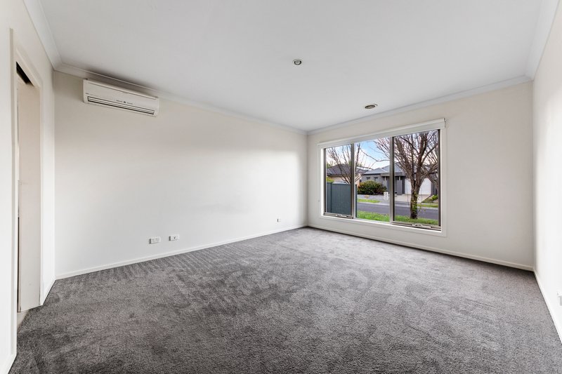 Photo - 15 Sarton Link, Pakenham VIC 3810 - Image 9
