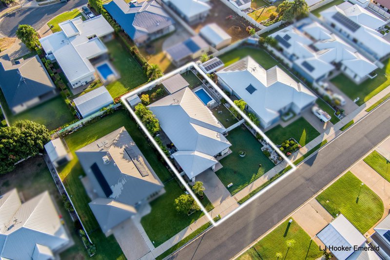 Photo - 15 Saville Street, Emerald QLD 4720 - Image 3