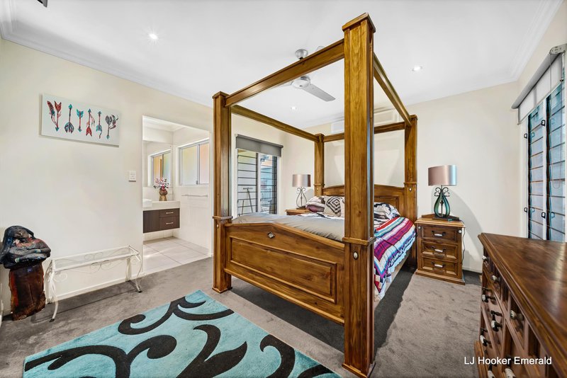 Photo - 15 Saville Street, Emerald QLD 4720 - Image 6