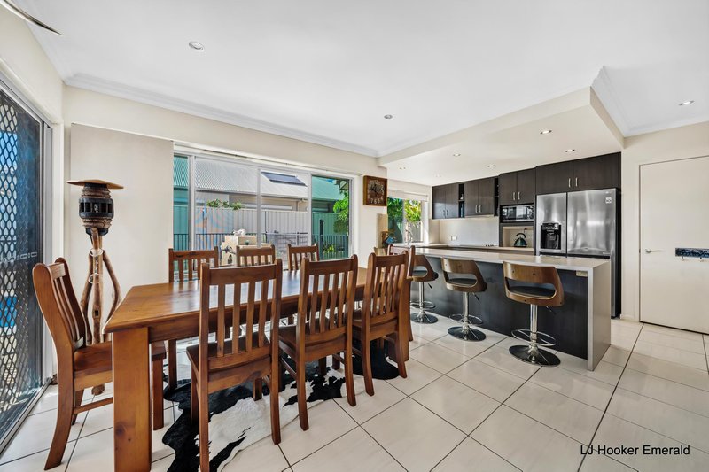 Photo - 15 Saville Street, Emerald QLD 4720 - Image 12