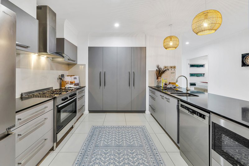 Photo - 15 Scenic Crescent, Coomera QLD 4209 - Image 9