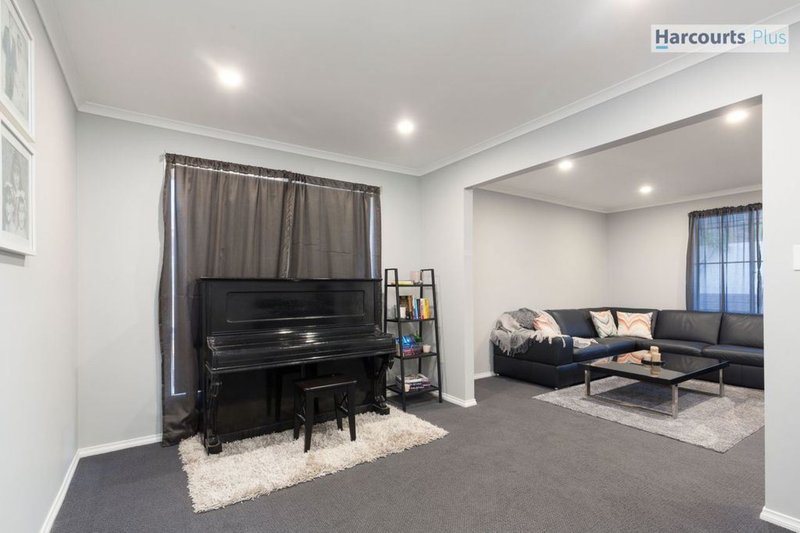 Photo - 15 Seaview Avenue, Hallett Cove SA 5158 - Image 5