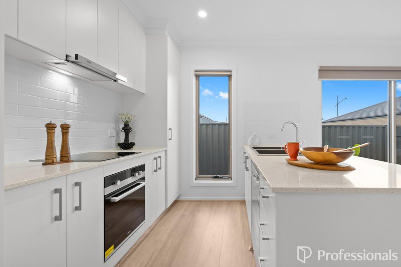 Photo - 15 Sechura Road, Truganina VIC 3029 - Image 3